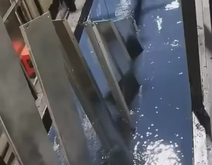 Metal components entering an electrophoretic coating bath
